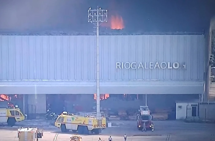 Incendio en una terminal de carga del Aeropuerto de Ro de Janeiro.Incendio en una terminal de carga del Aeropuerto de Ro de Janeiro.